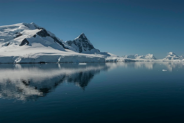 Фото Пейзаж гор залива параисо антарктический полуостров