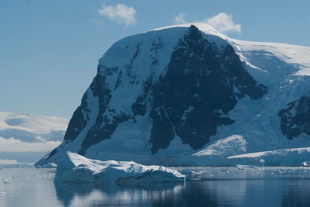 Foto paesaggio delle montagne della baia di paraiso penisola antartica