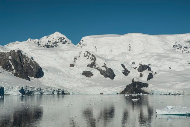 Paraiso bay mountains landscape antartica