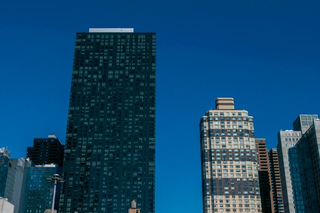 Photo parallel buildings against clear blue sky