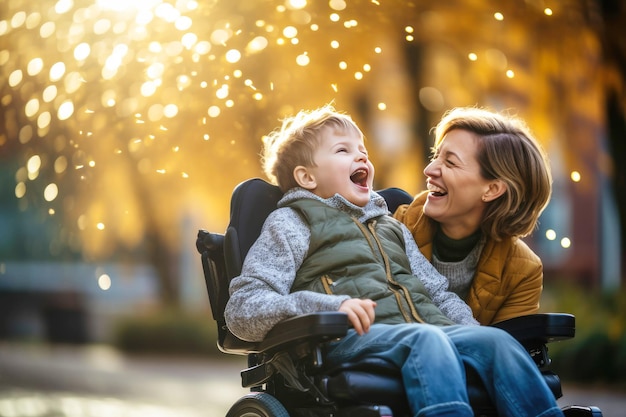 写真 秋の散歩で母親と笑う車椅子の麻痺少年