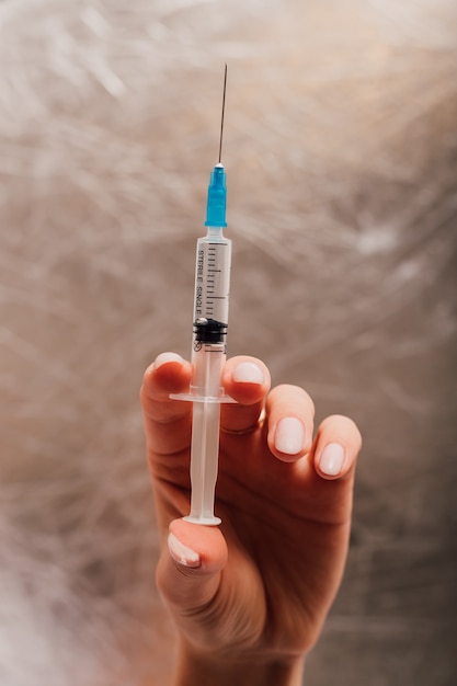 Фельдшер держит шприцы с вакциной