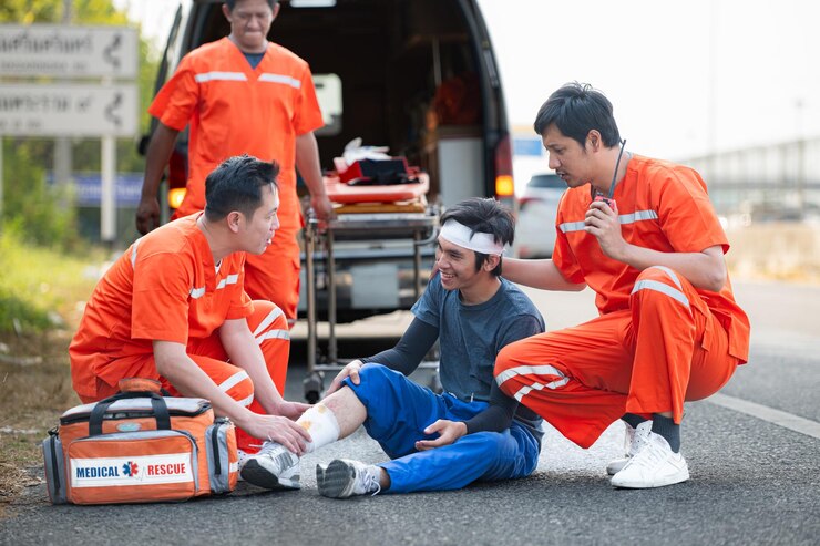 Photo 救急隊員が道路で緊急事態で負傷した男性を助ける