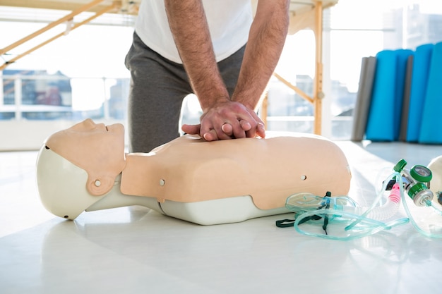 Photo paramedic practising resuscitation on dummy