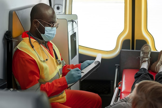 Photo paramedic taking notes medium shot