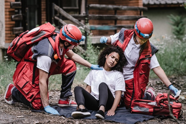 Foto paramedici che salvano una donna durante un disastro