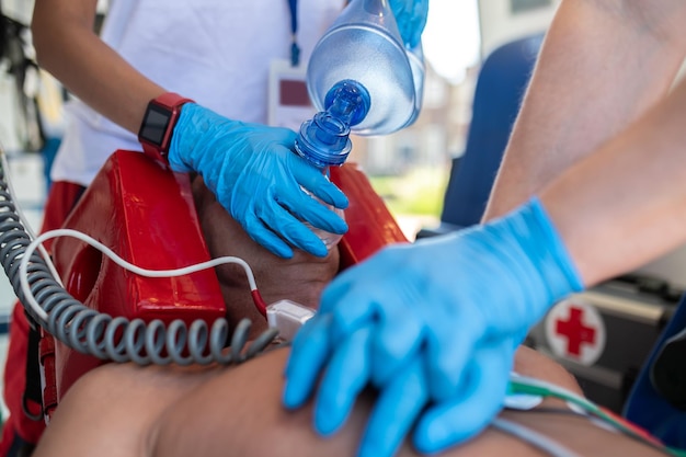 Foto paramedici che eseguono la rianimazione cardiopolmonare su un paziente critico