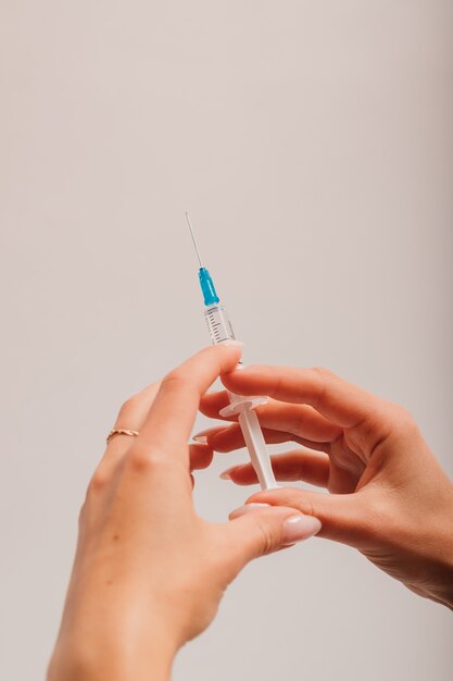 Paramedicus houdt spuiten met een vaccin vast