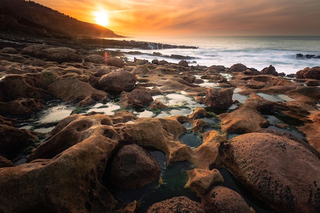 Paramoudras strand aan de Baskische kust, vreemd echt geologische formaties strand.