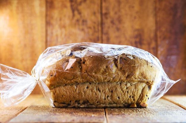 Paranotenbrood verpakt in biologisch afbreekbaar plastic, biologisch en veganistisch voedsel, thuis gemaakt