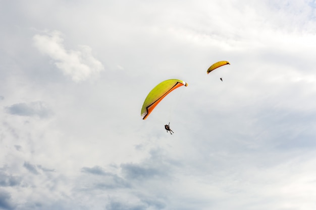 Paraplane vliegt hoog op