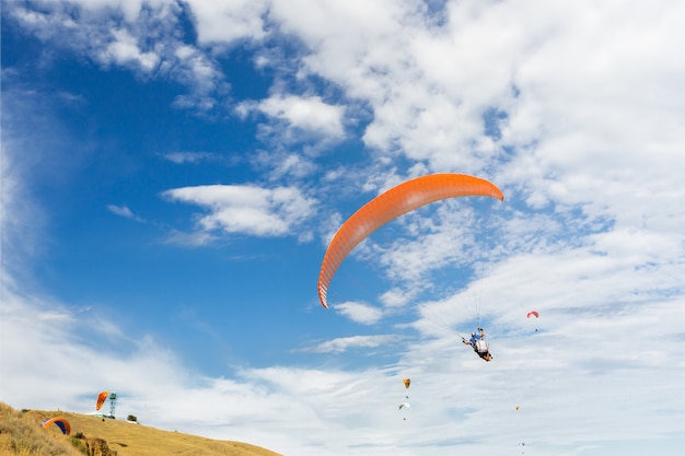 Paraplane vliegt hoog op