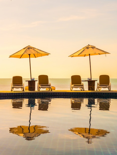 Paraplu en stoel rond luxe openlucht zwembad