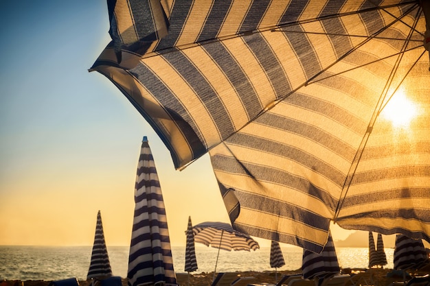 Paraplu en zon vooraan bij zonsondergang