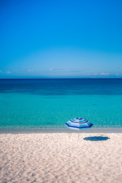 Paraplu in het Caribische strand