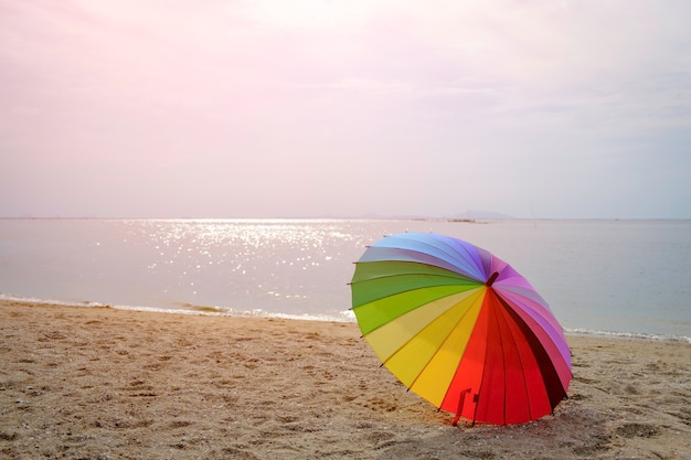 Paraplu kleurrijk op strandachtergrond