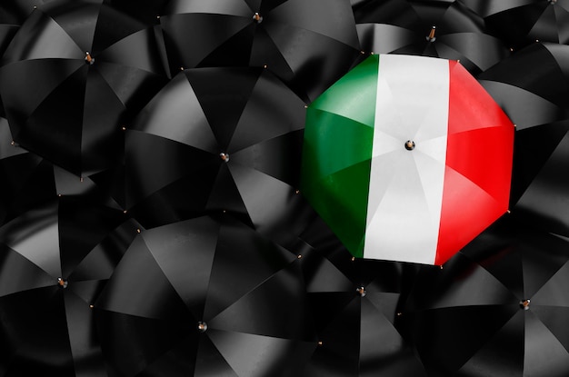 Paraplu met Italiaanse vlag onder zwarte paraplu's 3D-rendering