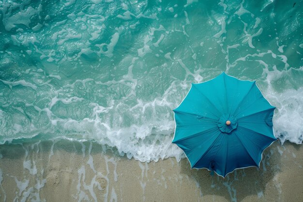 Foto paraplu op het strand en schuim van de zeegolf top view generatieve ai