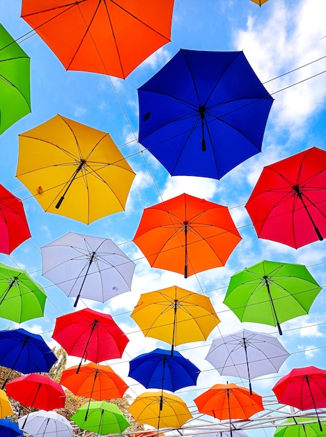 Paraplu's met herfstthema hangen boven de parksteeg