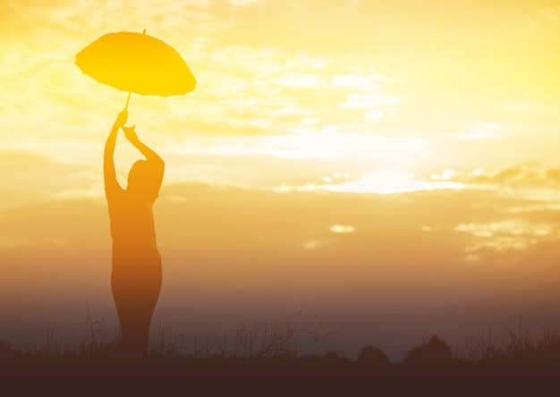 Paraplu vrouw en zonsondergang silhouet