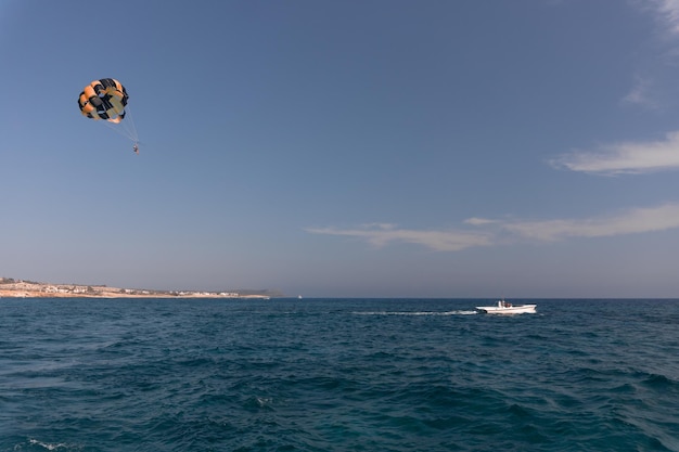 Parapendio. l'uomo sta volando con un paracadute giallo. avvicinamento.