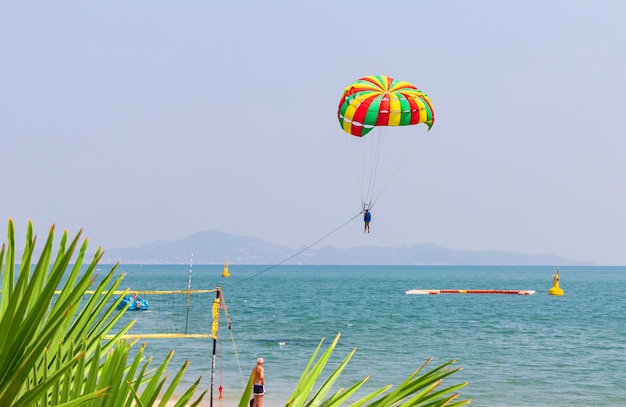 写真 パラセーリング トロピカル beachshallow dof コピー スペース海の上のパラシュートの下で少女 10 代