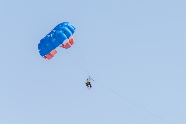 空をパラセーリング