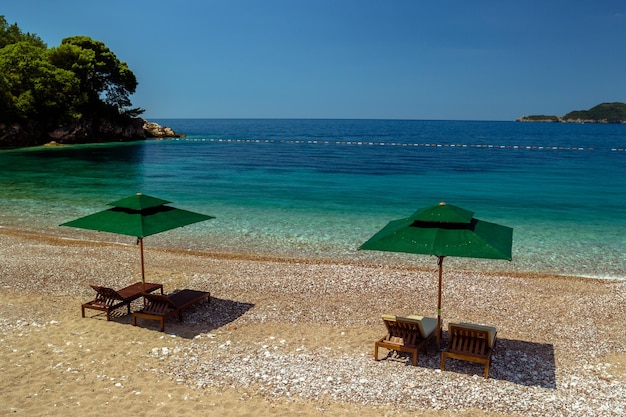 Зонтик и красивый пляж на Адриатическом море Черногория