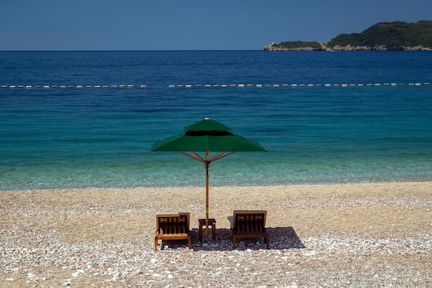 Parasol en een prachtig strand aan de Adriatische Zee Montenegro