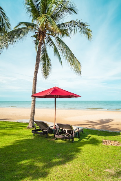 Parasol en ligstoelen op het strand