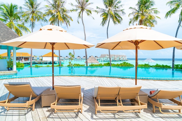 Parasol en stoel rond zwembad in resorthotel