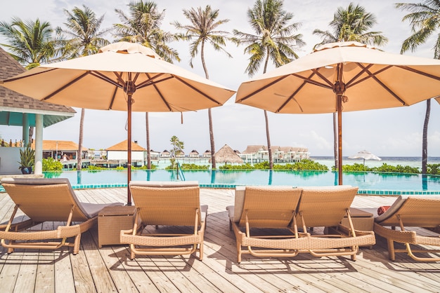 Parasol en stoel rond zwembad in resorthotel