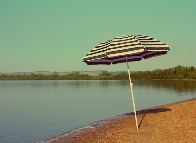 Parasol op strand vintage retro stijl