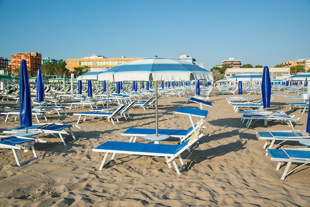 Parasols en ligstoelen op het strand van Rimini in Italië