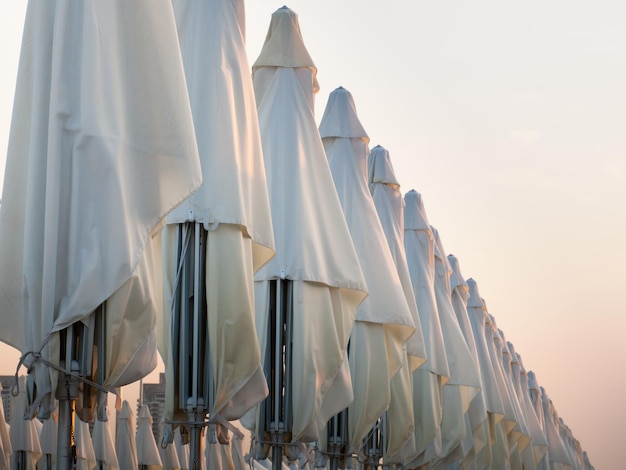 Parasols in de schaduw.