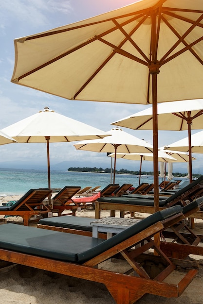 Parasols met ligbedden op het strand