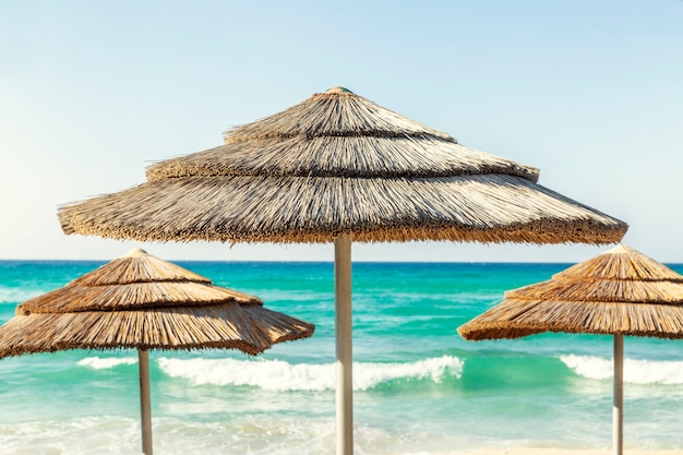 Parasols op het strand, turquoise zee