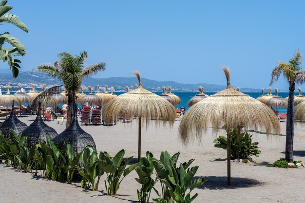 Parasols op het strand van Puerto Banus