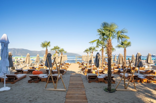 Parasols van de zon en ligstoelen op het strand