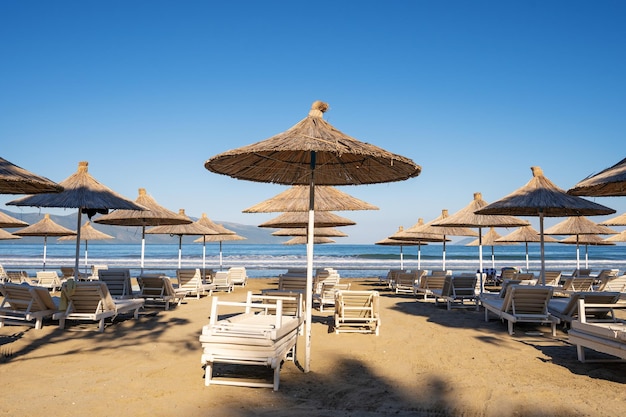 Parasols van de zon en ligstoelen op het strand