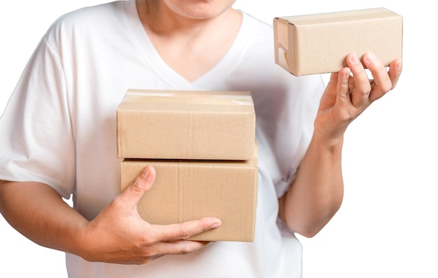 Посылка картонная коробка посылки в руках женщины-доставщика изолированы на белом фоне Концепция службы доставки Азиатская молодая девушка, держащая пакет, является предпринимателем по доставке