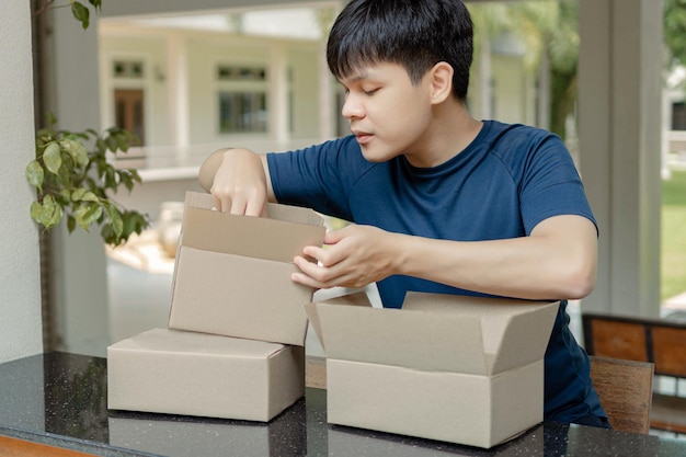 Концепция доставки посылок умный мальчик в синей футболке проверяет посылку