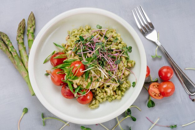 Parelgortschotel met cherrytomaatjes en microgreens Dieetmenu