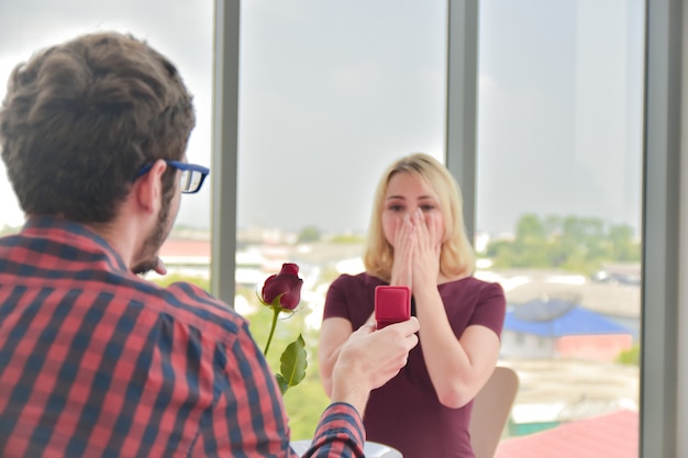 Paren geven trouwringen op Valentijnsdag