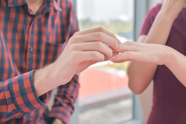 Paren houden handen vast en stellen een huwelijk op tafel voor