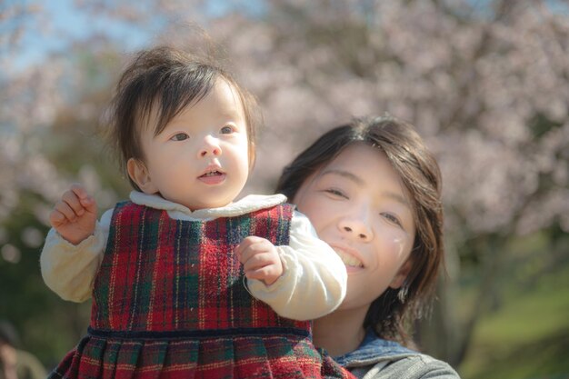 写真 親と子供は喜んで桜を眺めています ⁇