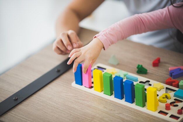 写真 幼児がレゴで遊ぶ 幼児の生活能力と教育を向上させる 幼稚園の家庭のレクリエーション活動とコミュニケーション