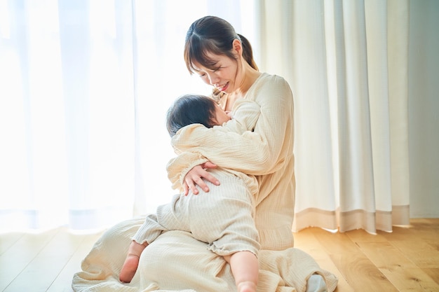 部屋で抱き合う親子