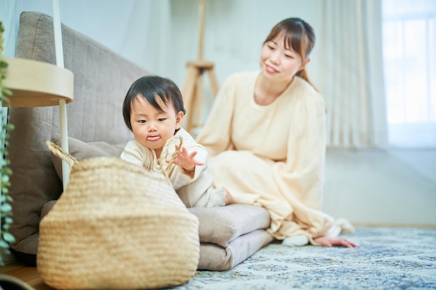 部屋で遊ぶ親子