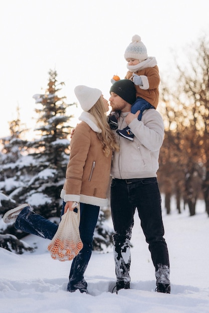 겨울 공원을 산책하는 부모와 자식